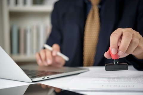 Czy pieczątka firmowa jest obowiązkowa? Fakty i przepisy