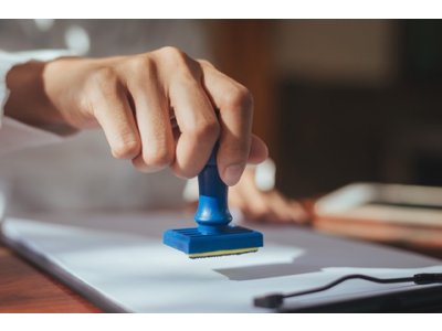 Jaką pieczątkę wybrać do firmy jednoosobowej? Praktyczny przewodnik dla przedsiębiorców