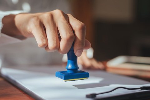 Jaką pieczątkę wybrać do firmy jednoosobowej? Praktyczny przewodnik dla przedsiębiorców