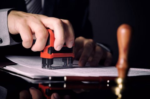 Czym różni się pieczątka automatyczna od tradycyjnej?